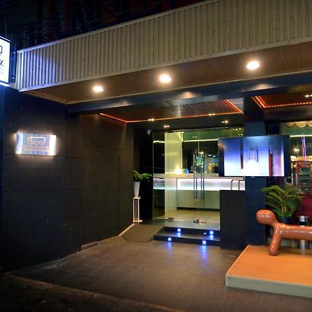 De Lux Bangkok Hotel Esterno foto