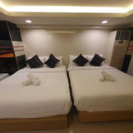 De Lux Bangkok Hotel Esterno foto
