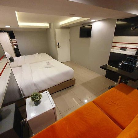De Lux Bangkok Hotel Esterno foto