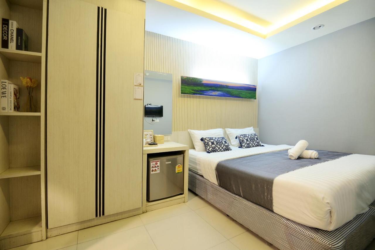 De Lux Bangkok Hotel Esterno foto