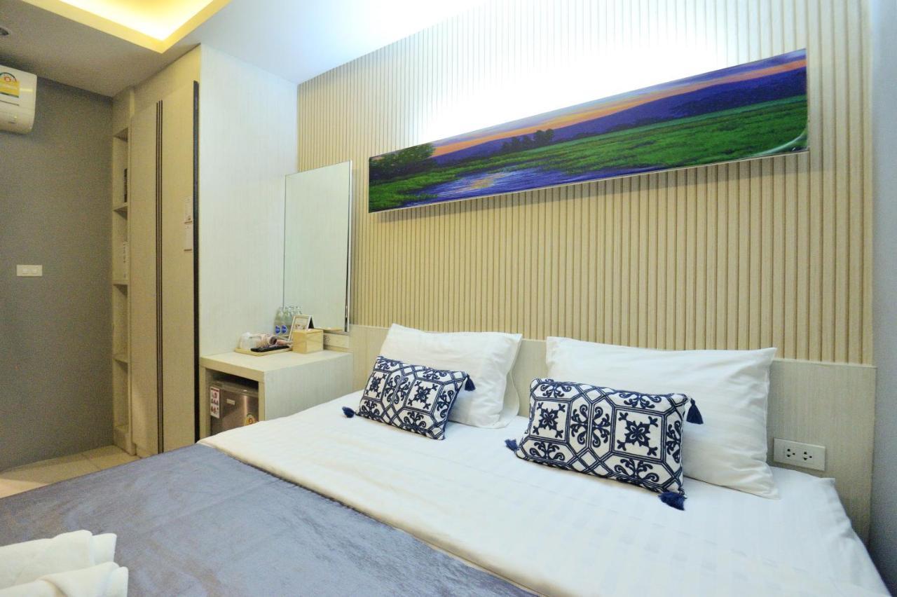 De Lux Bangkok Hotel Esterno foto