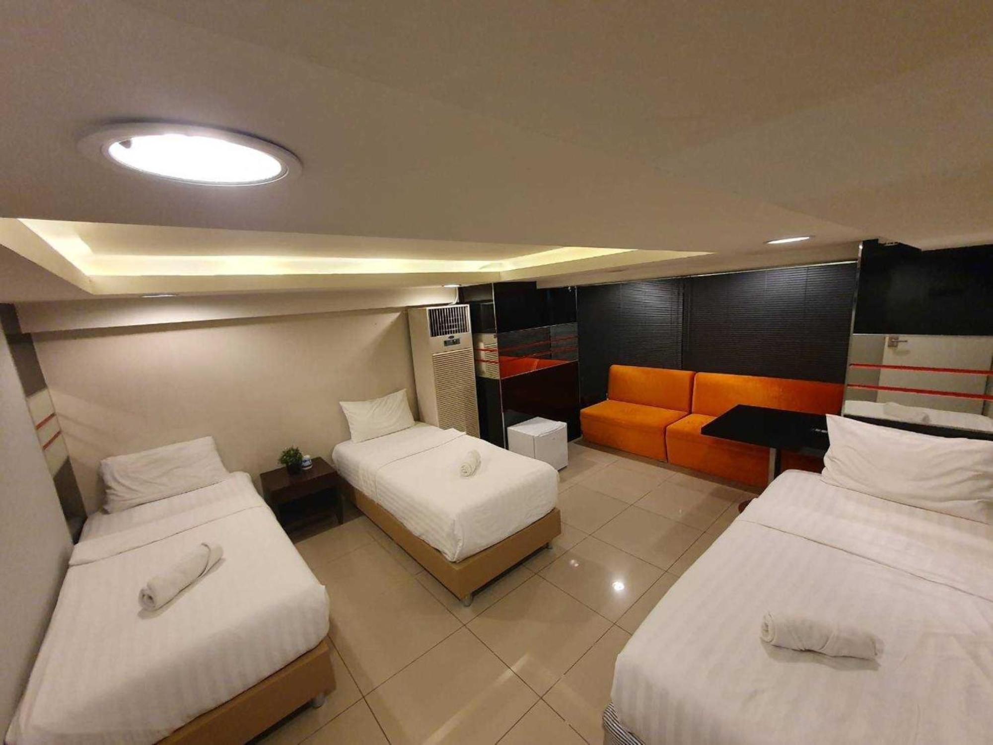 De Lux Bangkok Hotel Esterno foto