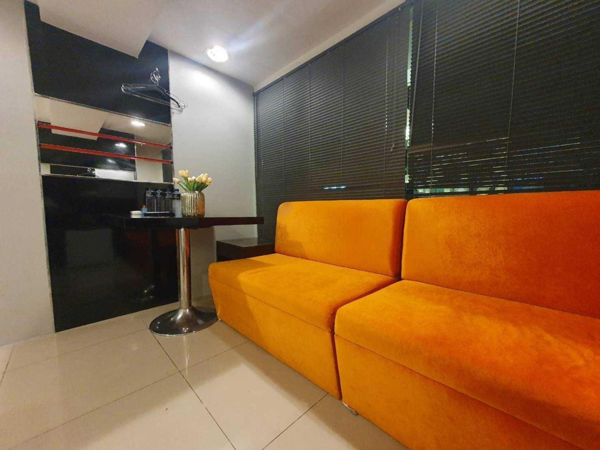 De Lux Bangkok Hotel Esterno foto
